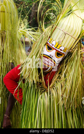 Hindu Tribal Folk Tanz Art Präsentation während Onam Festival Feier Kerala Indien Stockfoto