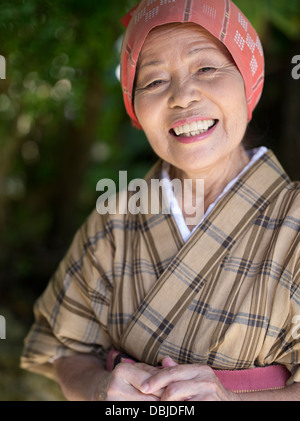 Lächelnd Japanerin Ryukyu Mura Okinawa Japan. Okinawa-Frauen haben die längste Lebenserwartung in der Welt. Stockfoto