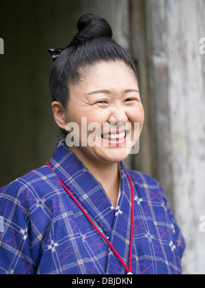 Lächelnd Japanerin Ryukyu Mura Okinawa Japan. Okinawa-Frauen haben die längste Lebenserwartung in der Welt. Stockfoto