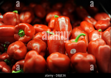 Haufen von Paprika werden in Walmart in Tapachula, Chiapas, Mexiko verkauft. Stockfoto