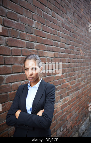Bild von wütenden Geschäftsfrau zu Fuß entlang der Mauer Stockfoto