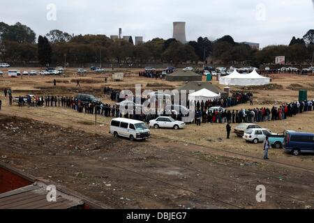 Harare, Simbabwe. 31. Juli 2013. Wähler, die darauf warten, ihre Stimmen am 31. Juli 2013, in Harare, Simbabwe. Tausende von Menschen kam heute zur Teilnahme an den nationalen Wahlen von Simbabwe. Es wurde berichtet, dass der Abstimmungsprozess reibungslos in freier und fairer Weise voran. (Foto von Gallo Images / Sunday Times / Simphiwe Nkwali) Bildnachweis: Gallo Bilder/Alamy Live News Stockfoto