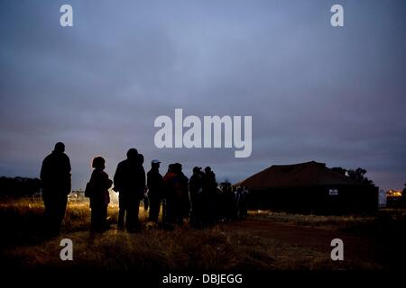 Harare, Simbabwe. 31. Juli 2013. Menschen Queing früh an einer Abstimmung Station am 31. Juli 2013, in Harare, Simbabwe. Tausende von Menschen kam heute zur Teilnahme an den nationalen Wahlen von Simbabwe. Es wurde berichtet, dass der Abstimmungsprozess reibungslos in freier und fairer Weise voran. (Foto von Gallo Images / Foto24 / Herman Verwey) Bildnachweis: Gallo Bilder/Alamy Live News Stockfoto