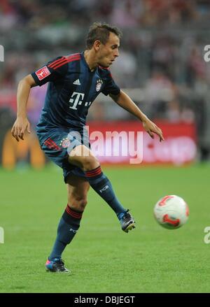 München, Deutschland. 31. Juli 2013. München Rafinha geht der Ball während des Audi Cup Fussball Halbfinale Manchester City Vs AC Milan im Allianz Arena in München, 31. Juli 2013. Foto: Andreas Gebert/Dpa/Alamy Live-Nachrichten Stockfoto