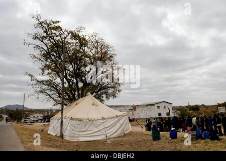 Harare, Simbabwe. 31. Juli 2013. Eine Abstimmung Station am 31. Juli 2013, in Harare, Simbabwe. Tausende von Menschen kam heute zur Teilnahme an den nationalen Wahlen von Simbabwe. Es wurde berichtet, dass der Abstimmungsprozess reibungslos in freier und fairer Weise voran. (Foto von Gallo Images / Foto24 / Herman Verwey) Bildnachweis: Gallo Bilder/Alamy Live News Stockfoto