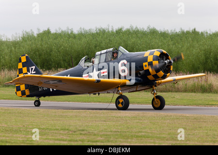 North American AT - 6C Harvard IIA 111836 JZ-6 uns Marine G-TSIX Rollen entlang der Start-und Landebahn am Flugplatz Sandtoft Stockfoto