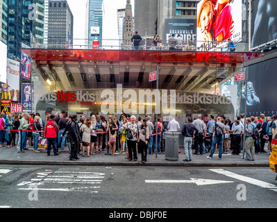 Kunden richten, um Rabattkarten Theater am berühmten TKTS Vertrieb Standort Duffy Square, New York City zu kaufen. Stockfoto