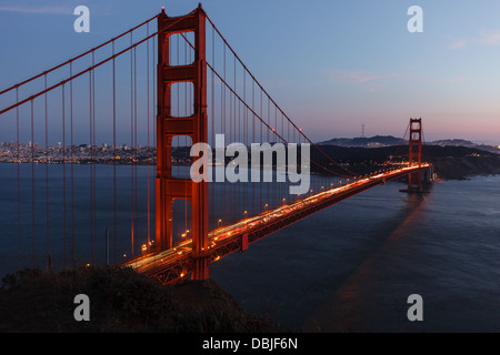 Nahaufnahme der Golden Gate Bridge in der Dämmerung von Klippen auf der Nordseite der Brücke gesehen Stockfoto