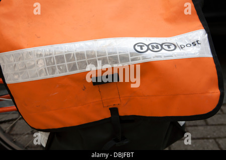 TNT-Orange Sack auf Lieferung Fahrrad in Wandsworth, London UK Stockfoto