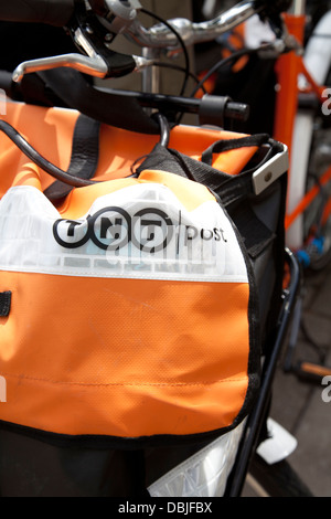 TNT-Orange Sack auf Lieferung Fahrrad in Wandsworth, London UK Stockfoto