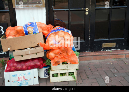 Lebensmittel setzte auf Bürgersteig vor Restaurant am Morgen warten gesammelt / geöffnet werden - Wandsworth - London UK Stockfoto