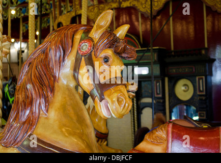 Nahaufnahme des bunten hölzernen Pferd aus der vintage Karussellfahrt in den Lakeside Park in Port Dalhousie, St. Catharines, Ontario, Kanada. Stockfoto