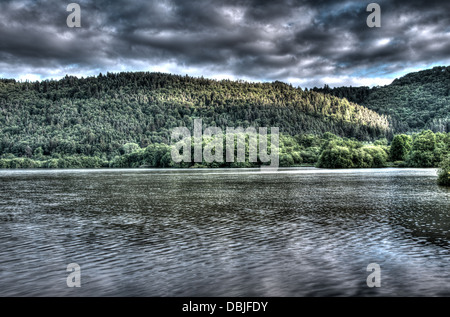 HDR-Blick auf den Sonnenuntergang am Lac de Chambon in Chambon-Sur-Lac, Auvergne, Frankreich Stockfoto