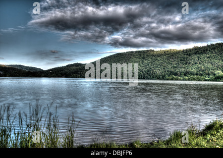 HDR-Blick auf den Sonnenuntergang am Lac de Chambon in Chambon-Sur-Lac, Auvergne, Frankreich Stockfoto