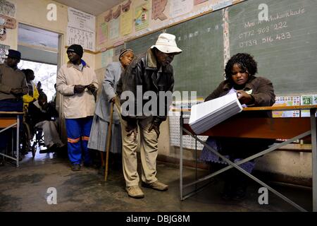 Harare, Simbabwe. 31. Juli 2013. Menschen in einer Schlange stehen am 31. Juli 2013, in Harare, Simbabwe abstimmen. Tausende von Menschen kam heute zur Teilnahme an den nationalen Wahlen von Simbabwe. Es wurde berichtet, dass der Abstimmungsprozess reibungslos in freier und fairer Weise voran. (Foto von Gallo Images / Foto24 / Herman Verwey) Bildnachweis: Gallo Bilder/Alamy Live News Stockfoto