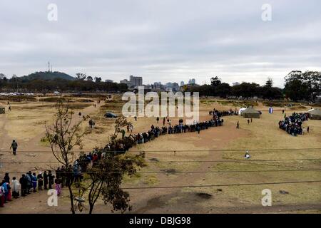 Harare, Simbabwe. 31. Juli 2013. Menschen Queing 31. Juli 2013, in Harare, Simbabwe abstimmen. Tausende von Menschen kam heute zur Teilnahme an den nationalen Wahlen von Simbabwe. Es wurde berichtet, dass der Abstimmungsprozess reibungslos in freier und fairer Weise voran. (Foto von Gallo Images / Foto24 / Herman Verwey) Bildnachweis: Gallo Bilder/Alamy Live News Stockfoto