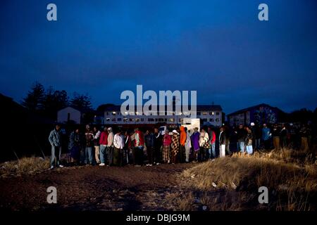 Harare, Simbabwe. 31. Juli 2013. Menschen Waitng Schlange, um ihre Stimmen am 31. Juli 2013, in Harare, Simbabwe. Tausende von Menschen kam heute zur Teilnahme an den nationalen Wahlen von Simbabwe. Es wurde berichtet, dass der Abstimmungsprozess reibungslos in freier und fairer Weise voran. (Foto von Gallo Images / Foto24 / Herman Verwey) Bildnachweis: Gallo Bilder/Alamy Live News Stockfoto