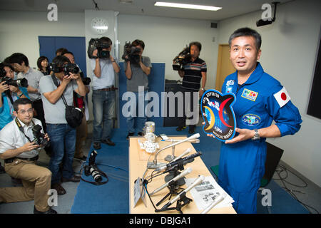 29. Juli 2013, Tsukuba, Japan - stellt japanischer Astronaut Koichi Wakata für Fotografen mit einer Plakette während einer Pressekonferenz auf der Japan Aerospace Exploration Agency in Tsukuba, Präfektur Ibaraki, etwa 55 km nordöstlich von Tokio, auf Montag, 29. Juli 2013. Wakata, 49, wird der erste japanische Astronaut, als Kommandant der internationalen Raumstation ISS zu dienen. Er wird das russische Raumschiff Sojus geplant für den Start am 7. November an Bord. (Foto: AFLO) UUK - mis- Stockfoto