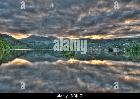 HDR-Blick auf den Sonnenuntergang am Lac de Chambon in Chambon-Sur-Lac, Auvergne, Frankreich Stockfoto