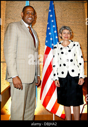 Forest Whitaker und Unesco Generalsekretär Irina Bokova auf Whitakers Nominierung als Goodwill-Botschafter für den Frieden und der Versöhnung für die Vereinten Nationen pädagogische, wissenschaftliche und kulturelle Körper am Sitz der Unesco. Paris, Frankreich - 21.06.11 Stockfoto