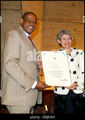 Forest Whitaker und Unesco Generalsekretär Irina Bokova auf Whitakers Nominierung als Goodwill-Botschafter für den Frieden und der Versöhnung für die Vereinten Nationen pädagogische, wissenschaftliche und kulturelle Körper am Sitz der Unesco. Paris, Frankreich - 21.06.11 Stockfoto