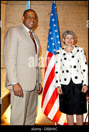 Forest Whitaker und Unesco Generalsekretär Irina Bokova auf Whitakers Nominierung als Goodwill-Botschafter für den Frieden und der Versöhnung für die Vereinten Nationen pädagogische, wissenschaftliche und kulturelle Körper am Sitz der Unesco. Paris, Frankreich - 21.06.11 Stockfoto