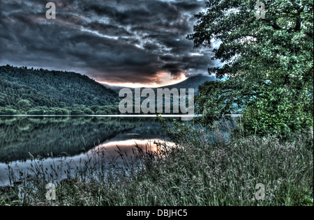 HDR-Blick auf den Sonnenuntergang am Lac de Chambon in Chambon-Sur-Lac, Auvergne, Frankreich Stockfoto