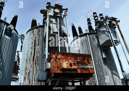 alte rostige Umspannwerk gegen den blauen Himmel, horizontale Stockfoto