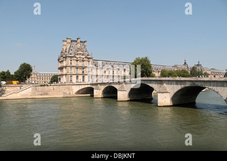 Blick über den Fluss Seine in Richtung der Brücke Pont Royal und dem Louvre Museum in Paris, Frankreich. Stockfoto