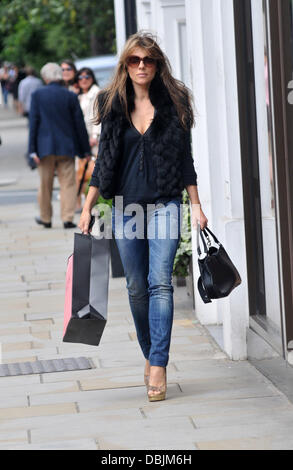 Elizabeth Hurley aka Liz Hurley Einkaufen im Zentrum von London London, England - 23.06.11 Stockfoto