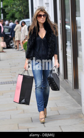 Elizabeth Hurley aka Liz Hurley Einkaufen im Zentrum von London London, England - 23.06.11 Stockfoto