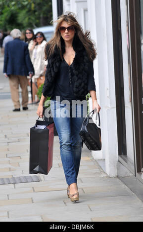 Elizabeth Hurley aka Liz Hurley Einkaufen im Zentrum von London London, England - 23.06.11 Stockfoto