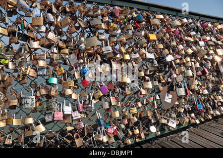 100te von 'Liebe Vorhängeschlösser"auf Pont des Arts (Passerelle des Arts), eine Fußgängerbrücke in über den Fluss Seine, Paris, Frankreich. Stockfoto