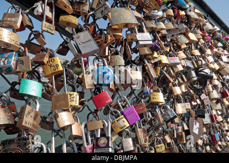 100te von 'Liebe Vorhängeschlösser"auf Pont des Arts (Passerelle des Arts), eine Fußgängerbrücke in über den Fluss Seine, Paris, Frankreich. Stockfoto