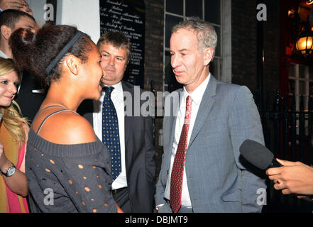 John McEnroe und Heather Watson The Slazenger Party statt auf das Haus von St. Barnabas - Abflüge London, England - 23.06.11 Stockfoto