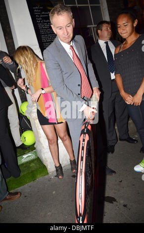 John McEnroe und Heather Watson The Slazenger Party statt auf das Haus von St. Barnabas - Abflüge London, England - 23.06.11 Stockfoto