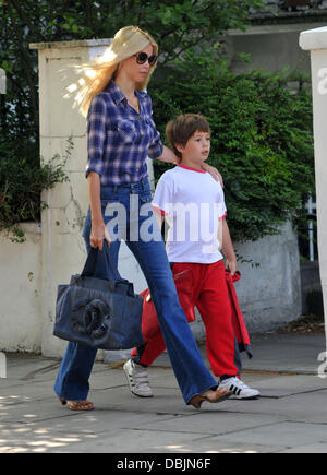 Claudia Schiffer bringt ihren Sohn Caspar zu School London, England - 24.06.11 Stockfoto