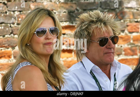 Rod Stewart, Penny Lancaster am letzten Tag des "Salon Prive" Luxus- und Supersportwagen Event, mit den exotischsten modern und Vintage Autos in der Welt, hielt zum ersten Mal in Syon Park London, England - 24.06.11 Stockfoto