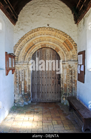 Eine feine Norman Tür in das Südportal der Pfarrkirche St. Peter in Mundham, Norfolk, England, Vereinigtes Königreich. Stockfoto