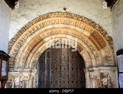Ein Blick auf den Bogen von der Norman Tür an der Pfarrei St. Peter am Mundham, Norfolk, England, Vereinigtes Königreich. Stockfoto