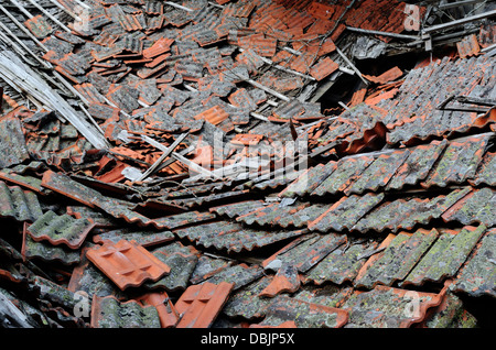 falled Ziegeldach aus alten roten Terracotta Stockfoto