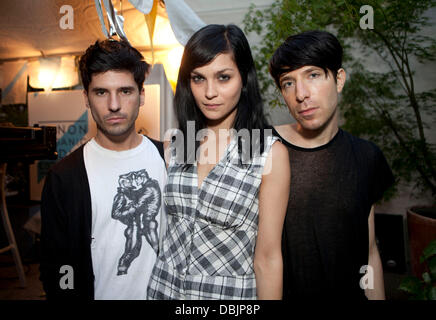 Geordon Nicol, Leigh Lezark und Greg Krelenstein von The Puppenständer Kanon Bio Vodka Midsummer Event in The Yard innen das Soho Grand Hotel New York City, USA - 24.06.11 Stockfoto