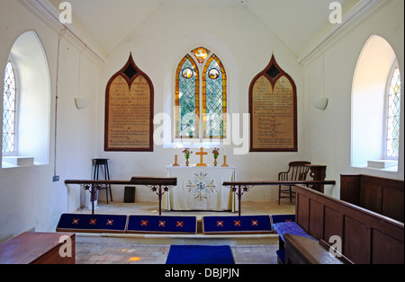 Ein Blick auf die Kanzel und Altar der Pfarrkirche St. Mary in Sisland, Norfolk, England, Vereinigtes Königreich. Stockfoto