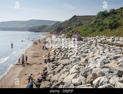 Rock-Rüstung Schutz weichen Klippen von Robin Hoods Bay Yorkshire UK Stockfoto