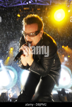 Bono von U2 statt Glastonbury Music Festival 2011 auf würdig Farm in Pilton - Tag1 - Performances Somerset, England - 24.06.11 Stockfoto