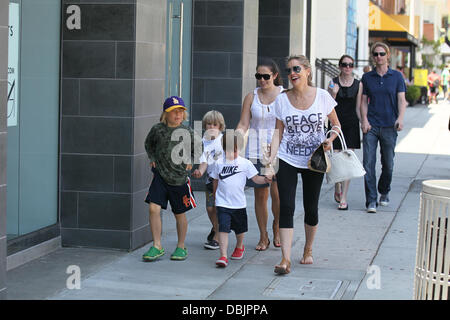 Sharon Stone findet ihr drei Adoptivsöhne, Roan Joseph Bronstein, Laird Vonne Stone und Quinn Kelly Stone am California Pizza Kitchen zu Mittag essen und kaufen Kunst Lieferungen aus Farbe mir Mine in Beverly Hills.  Beverly Hills, Kalifornien - 25.06.11 Stockfoto