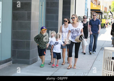 Sharon Stone findet ihr drei Adoptivsöhne, Roan Joseph Bronstein, Laird Vonne Stone und Quinn Kelly Stone am California Pizza Kitchen zu Mittag essen und kaufen Kunst Lieferungen aus Farbe mir Mine in Beverly Hills.  Beverly Hills, Kalifornien - 25.06.11 Stockfoto