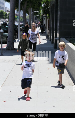 Sharon Stone findet ihr drei Adoptivsöhne, Roan Joseph Bronstein, Laird Vonne Stone und Quinn Kelly Stone am California Pizza Kitchen zu Mittag essen und kaufen Kunst Lieferungen aus Farbe mir Mine in Beverly Hills.  Beverly Hills, Kalifornien - 25.06.11 Stockfoto