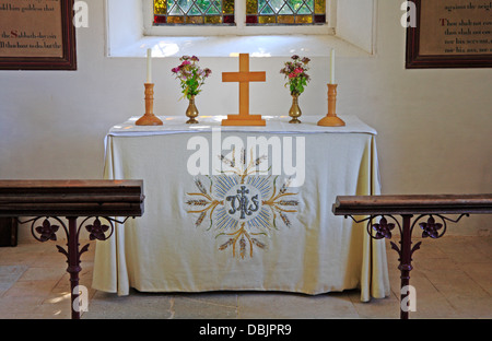 Ein Blick auf den Altar in der Pfarrkirche St. Mary am Sisland, Norfolk, England, Vereinigtes Königreich. Stockfoto