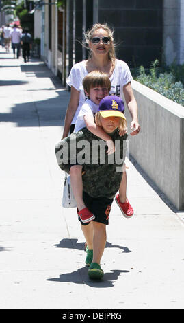 Sharon Stone findet ihr drei Adoptivsöhne, Roan Joseph Bronstein, Laird Vonne Stone und Quinn Kelly Stone am California Pizza Kitchen zu Mittag essen und kaufen Kunst Lieferungen aus Farbe mir Mine in Beverly Hills.  Beverly Hills, Kalifornien - 25.06.11 Stockfoto